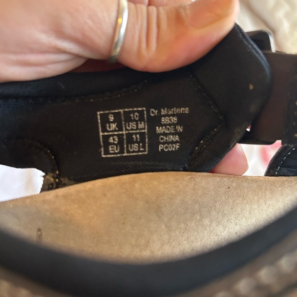 Vintage Dr. Martens cross cross leather strap sandals - Picture 10 of 10